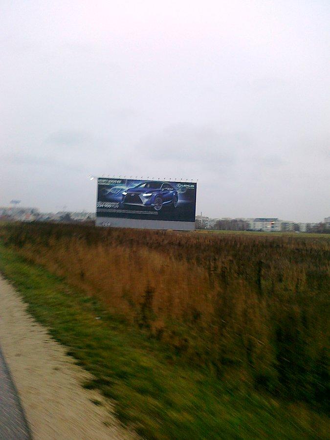 Jakie auto taka reklama. Na obrazku też ma włączone światła :)
