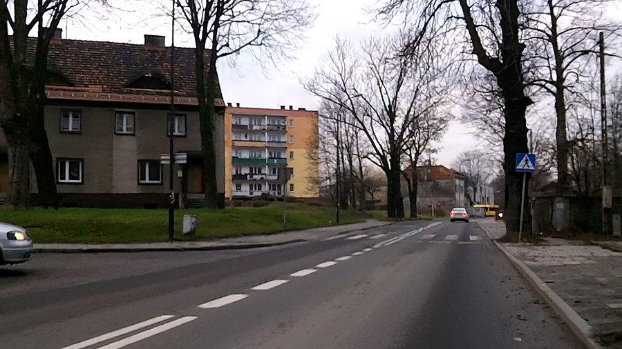 Kierowca w samochodzie po lewej stronie coś dziwnie się zachowuje