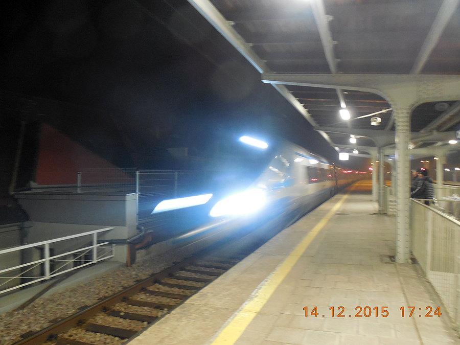 Niezidentyfikowany ED250 (Pendolino) należący do PKP Intercity jako minimalnie opóźniony EIP 5402 relacji Gdynia Główna - Gliwice w drugim dniu kursowania na tej trasie mija na biegu stację Chorzów Batory