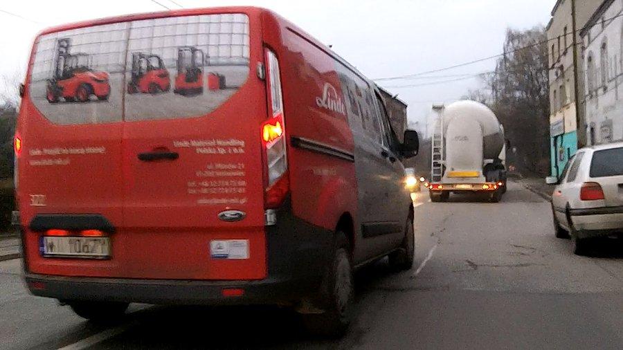 Zajebiste miejsce na wyprzedzanie, łuk, samochód po prawej stronie i te jadące z naprzeciwka