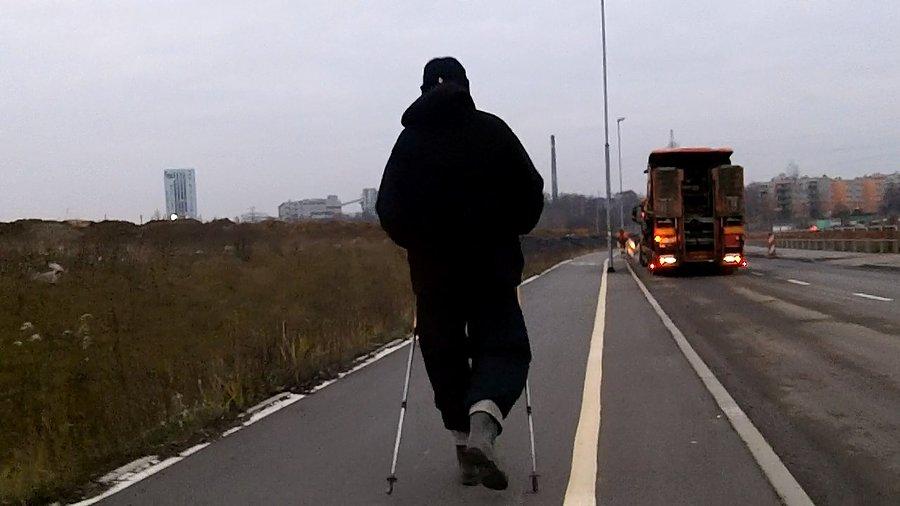 I nIe pomyliłem się... a ten cień człowieka właśnie biegnie po DDRce ;P
