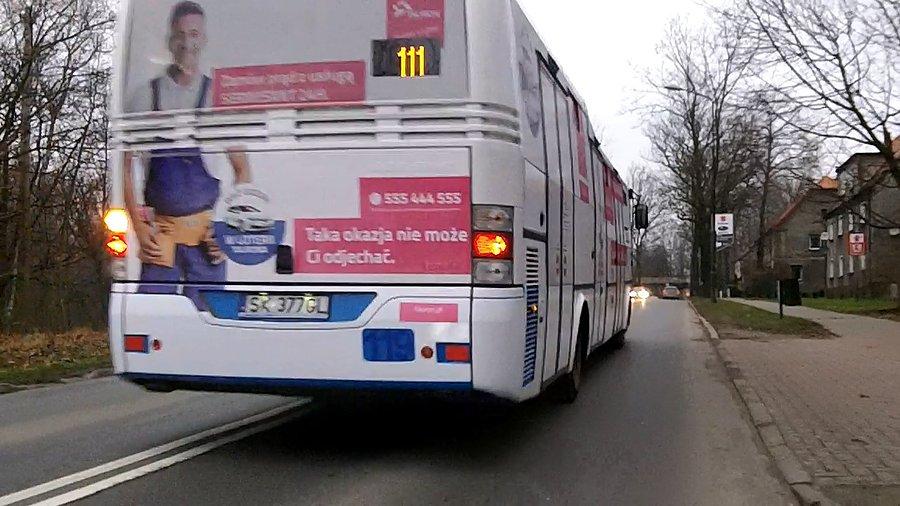 Za to kierowca 111 koniecznie chciał się zmieścić na jednym pasie na podwójnej ciągłej, minął mnie w odległości może 20cm