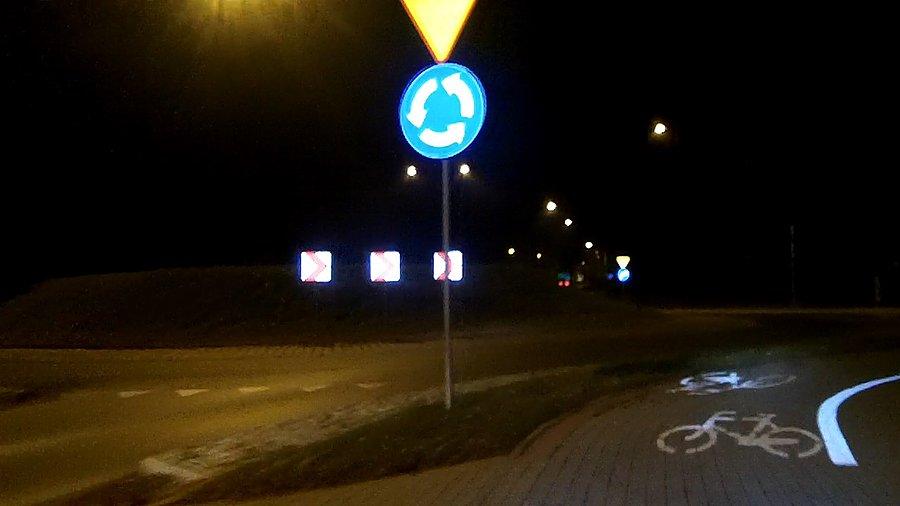 Chyba pierwszy raz jadę rowerówką na Rondzie, z reguły omijam ją bo jest bez sensu w tym miejscu, ale trzeba ją kiedyś przetestować :)