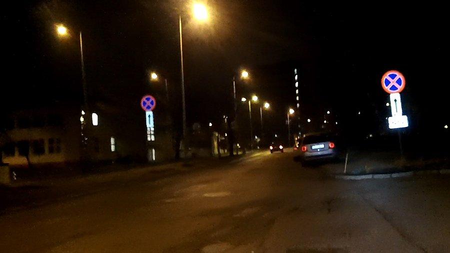 Zastanawiam się czemu Straż Miejska nie zrobi porządek z tymi samochodami, po obu stronach jest zakaz zatrzymywania się i postoju a samochody stoją w najlepsze, droga jest dojazdem do szpitali na Ligocie