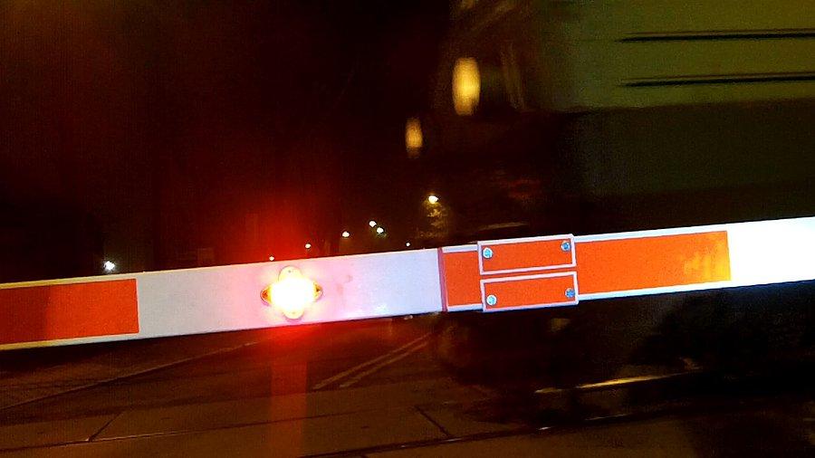 Jedzie pociąg na przejeździe w Gliwicach