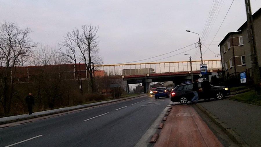 Jakby nie mogli wjechać na chwilę te 50 cm głębiej..., odbojniki robią swoje... ciężko wyminąć samochód w tym miejscu