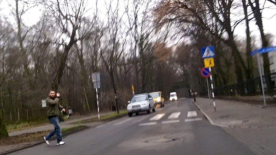 A co tam, że przejście jest 10m dalej... wyskoczę przed samochodami i rowerzystą na ulicę
