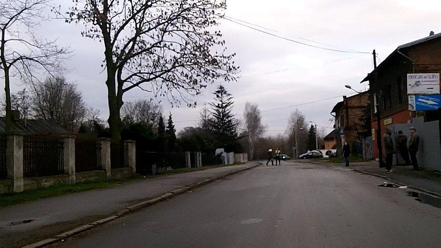 Pod tym sklepem codzienne ta sama ekipa, wino im z oczu patrzy ;P