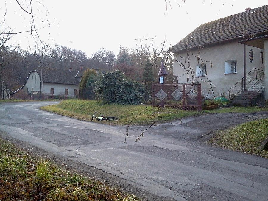 Dwór po lewej i strażnica po prawej