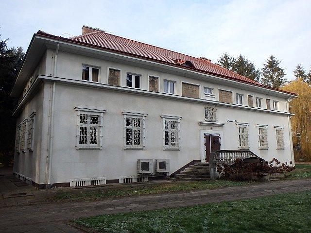Budynek Katedry Astronomii i Astrofizyki piwnickiego obserwatorium astronomicznego