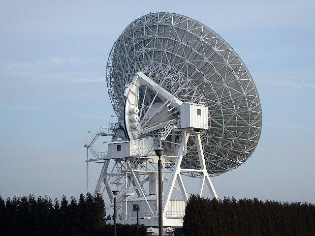 Duma piwnickiego obserwatorim - jeden z największych radioteleskopów w Europie