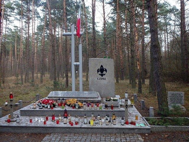 Mogiła zamordowanych harcerzy na terenie osady Olek