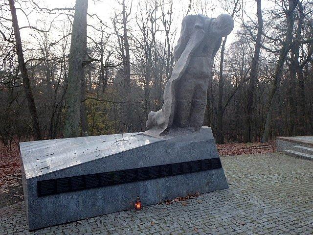 Cmentarz na terenie Lasu Barbarka - pomnik ku czci ofiar hitleryzmu