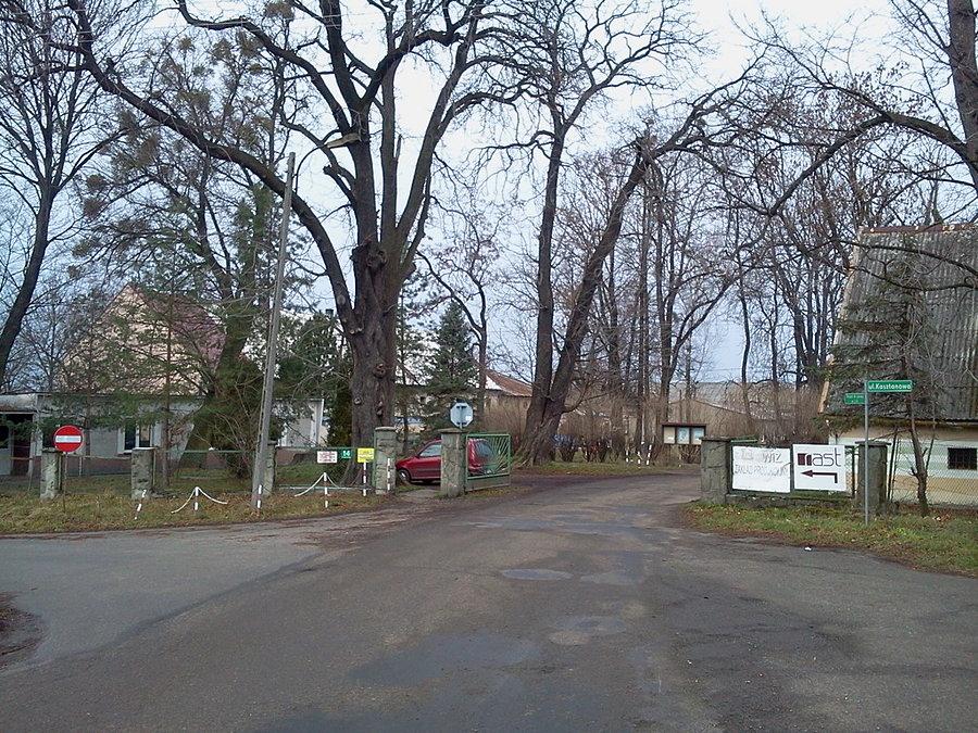 Simoradz, wjazd na teren Kółka rolniczego