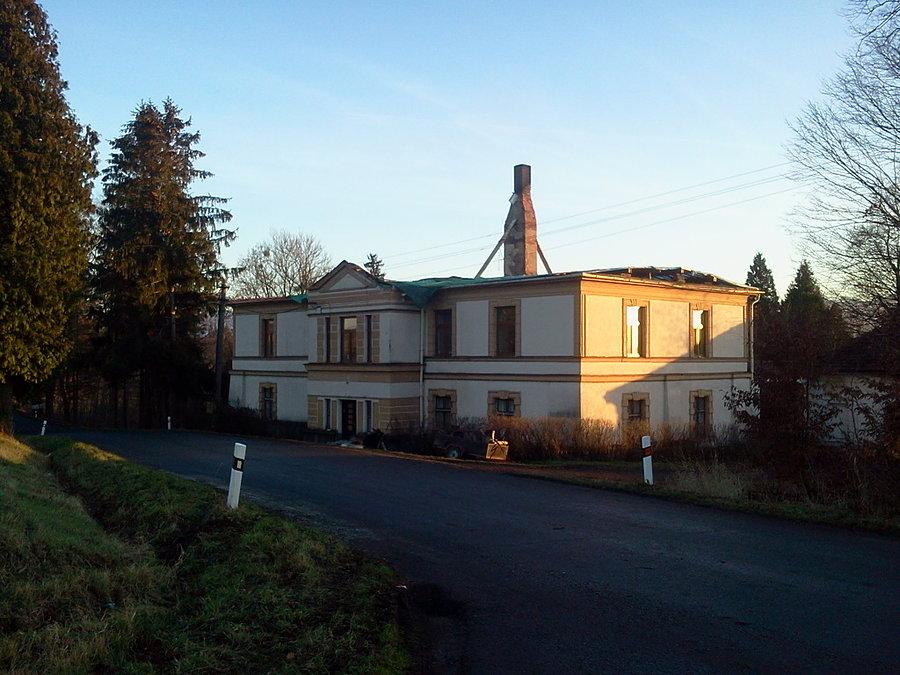 Dwór w Dolnych Toszanowicach po pożarze