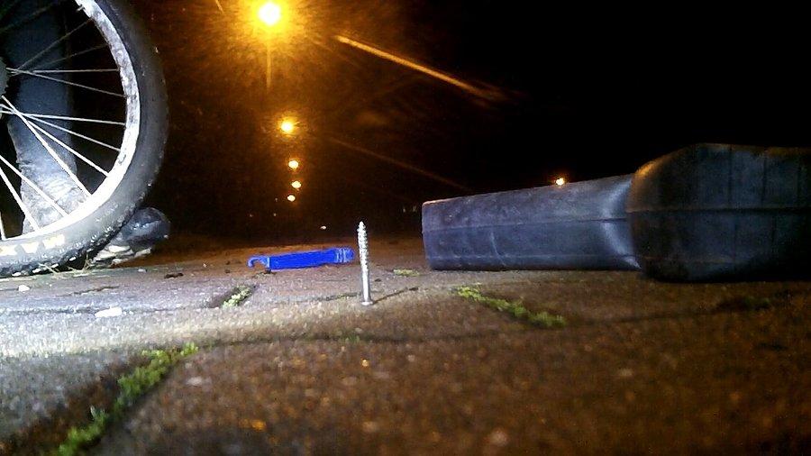 Śruba która wbiła mi się do opony i dętki, dętka zakończyła żywot :(