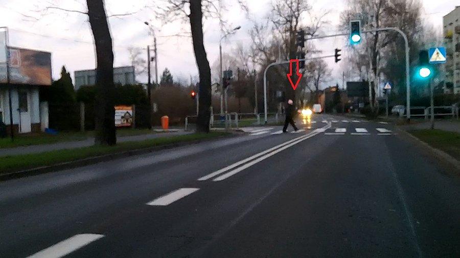 Pani wpakowała się na czerwonym na przejście dla pieszych