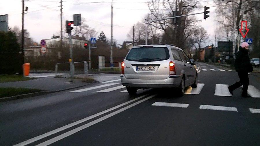Nawet się nie rozejrzała, po prostu szła