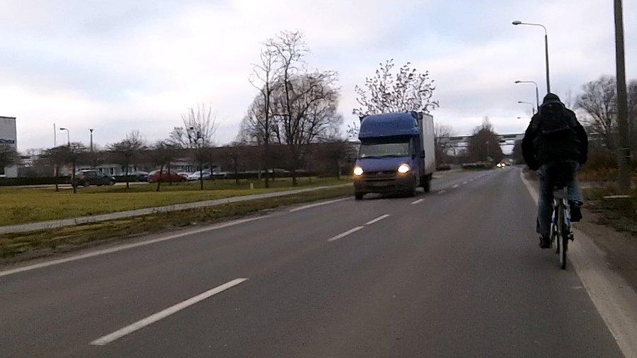 Kolejny rowerzysta gna przed siebie