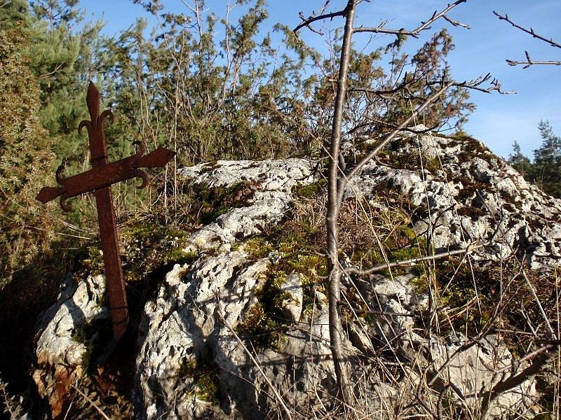 Krzyż na skale Janosik w Pabianicach
