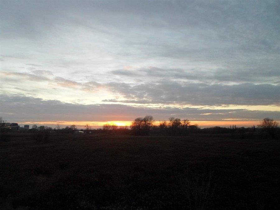 Wczesny zachód słońca 15:30