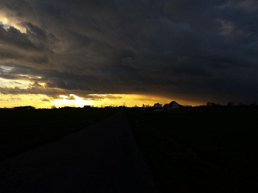Czarne chmury nad Grzędzicami