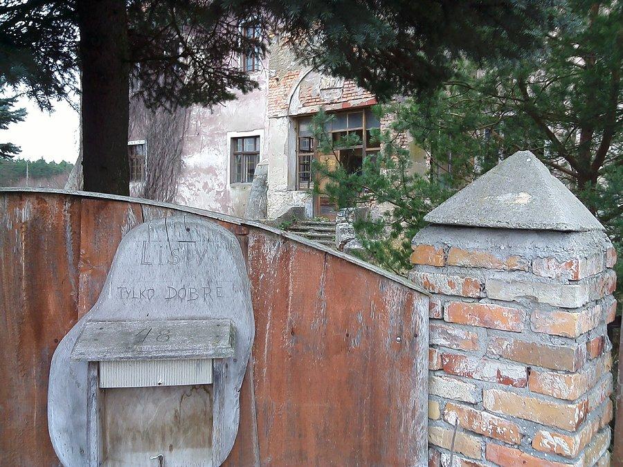 Opuszczony dwór (nad wejściem ślady po herbie). Czyżby przyszedł zły list?