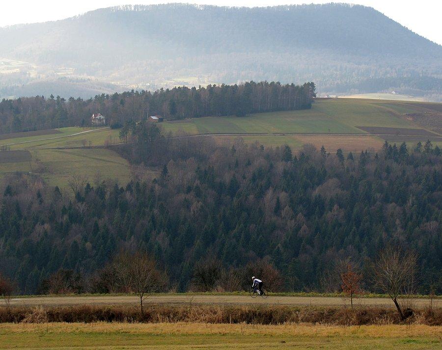 Terenowy zjeździk z Chełmem w tle