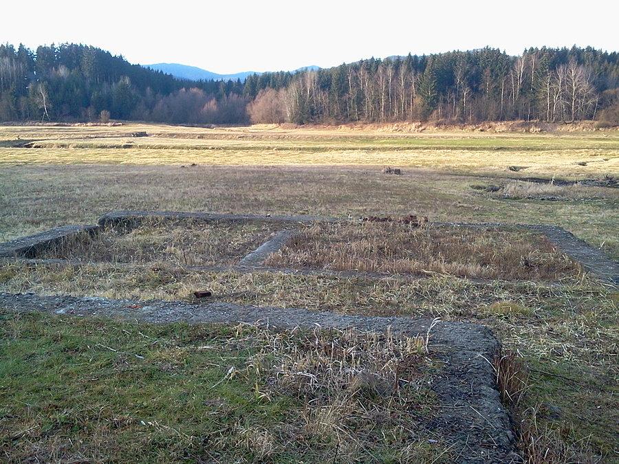 Fundamenty dawnych budynków na dnie wyschniętego jeziora