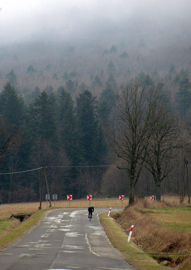 Dół jasny, góra w chmurach