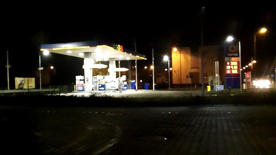 Na myjni ręcznej z widokiem na stację benzynową :)