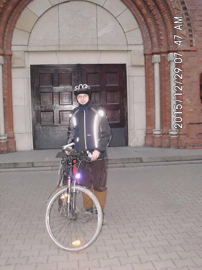 Przed wejściem do kościoła pod wezwaniem Świętego Michała Archanioła w Orzegowie