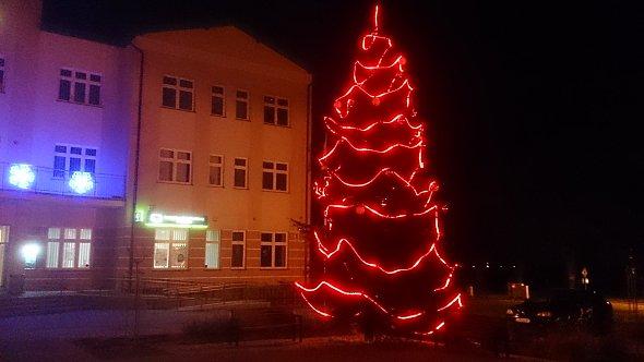 Choinka przed urzędem gminy w Głusku