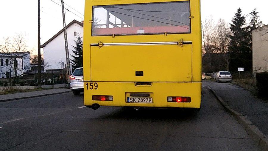 Dopiero autobus uświadomił mi jakie tutaj są uskoki w drodze... pęknięcia na całej długości asfaltu, droga niżej o ładnych kilkanaście cm