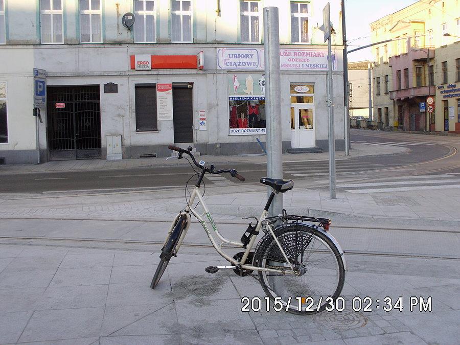 Ten słupek należy do mnie i służy do przypinania roweru