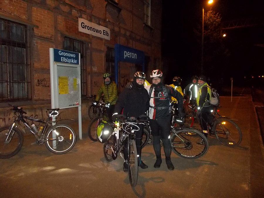 Uczestnicy Latarkowej Środy na peronie w Gronowie Elbląskim