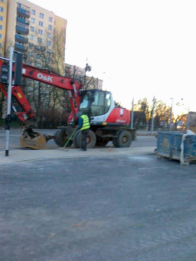 Nie zdążyli. Tylko jeden budowlaniec robił dziś porządki