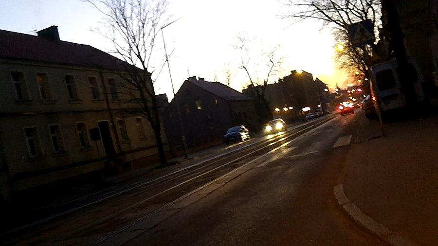 Jakieś resztki światła słonecznego oświetlają miasto