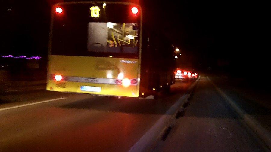 Ta sama 13... znów musi zwalniać