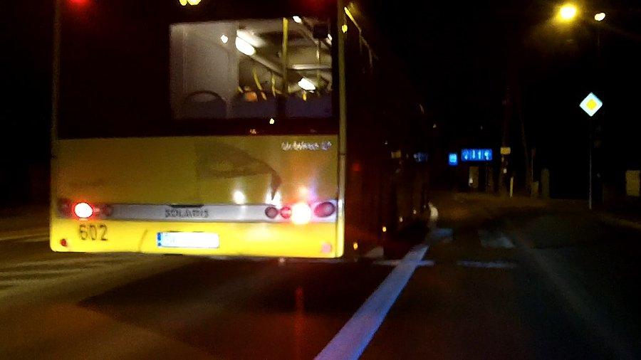 Tym razem kierowca przepuszcza mnie... przed przystankiem