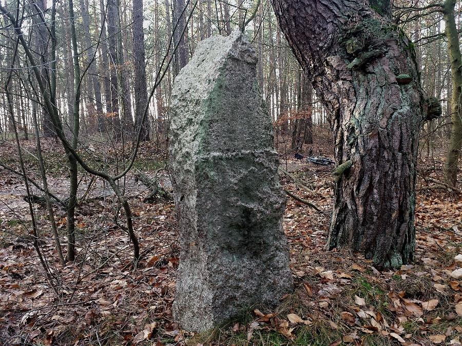 Kamienny drogowskaz w okolicy Sowna
