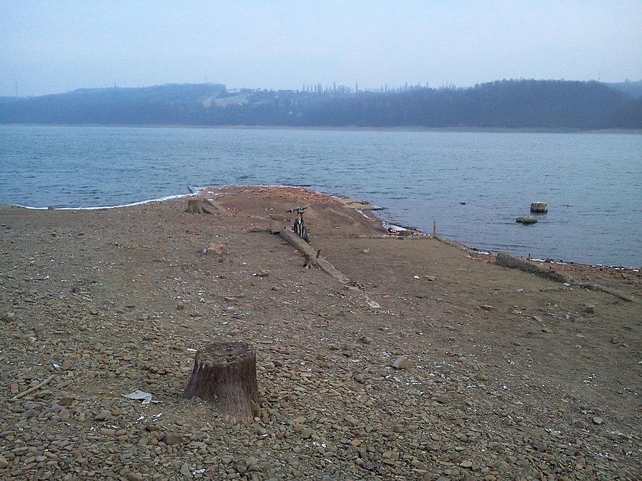 Odsłoniętych jest wiele fundamentów dawnych budynków
