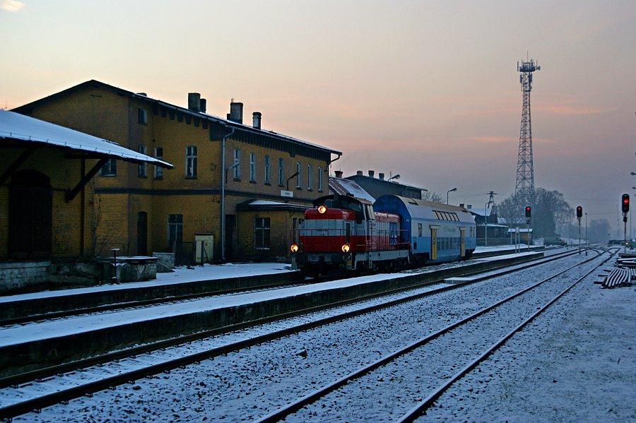 SU42-518 z piętrusem zatrzymuje się na stacji Twardawa