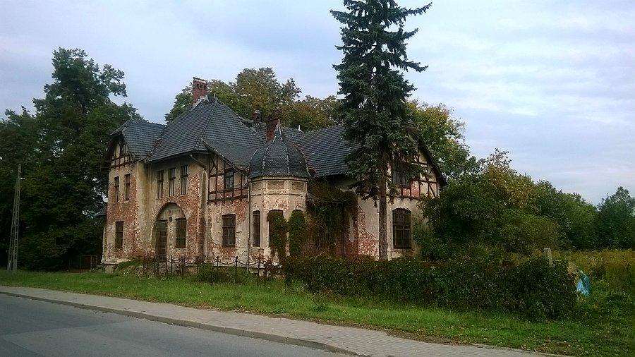 Niszczejąca willa w Koźlu