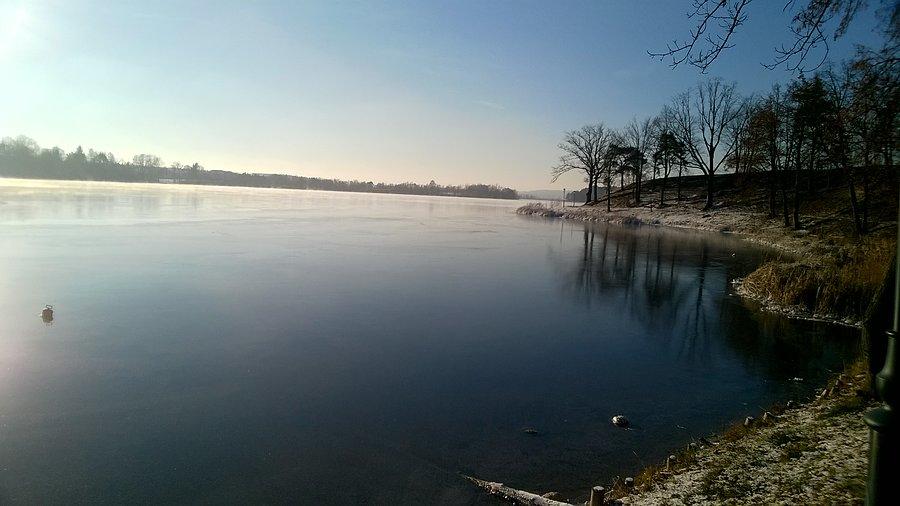Zatoki na ełckim zamarznięte, środek jeszcze się trzyma
