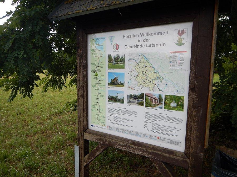 Tablica przy szlaku