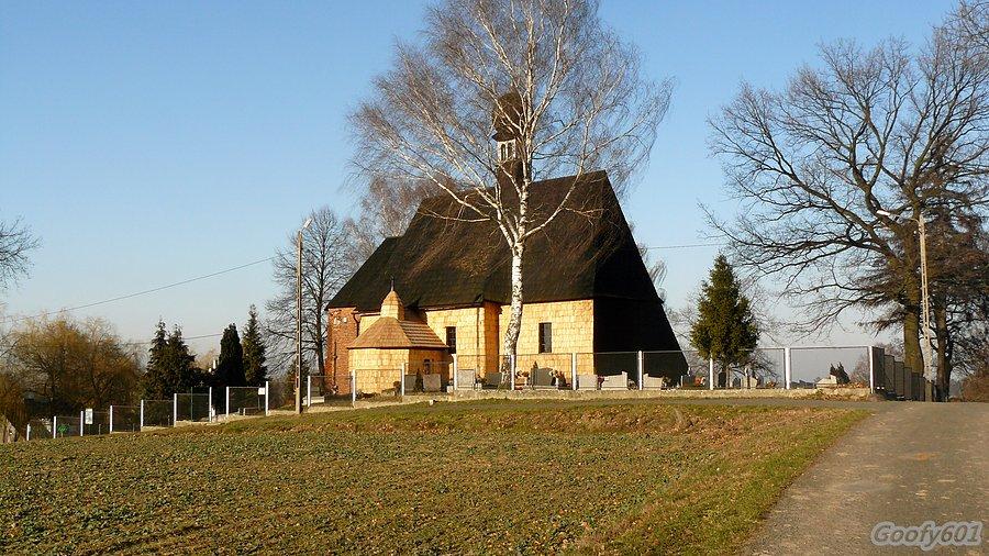 Częściowo odnowiona elewacja kościółka w Księżym Lesie