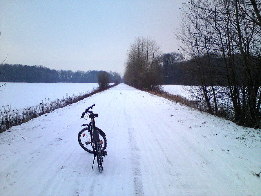 Na betonówce śnieg ubity