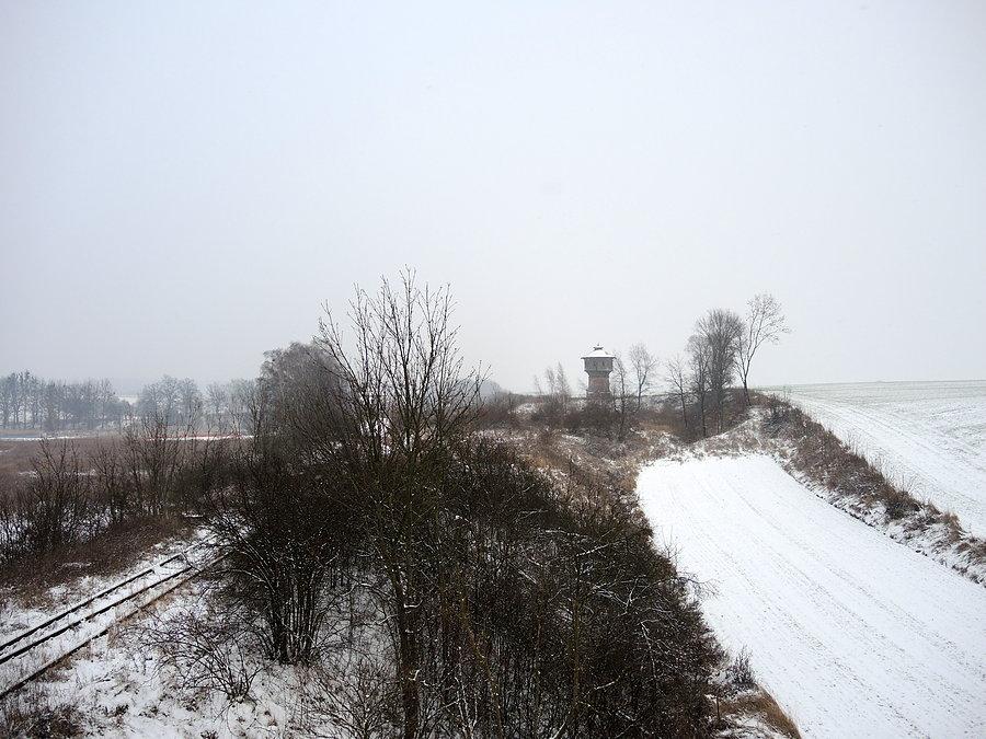 Widok w kierunku wieży ciśnień w Bzowie