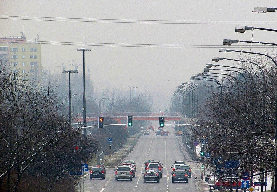Z kładki na Sobieskiego w zimowy zamglony dzień